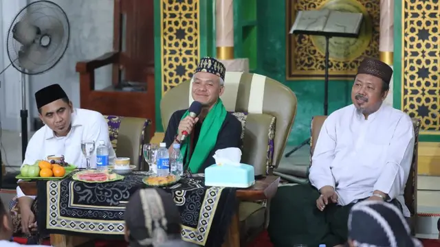 Calon Presiden Ganjar Pranowo mendatangi silaturahmi bersama masyayikh di Pondok Pesantren (Ponpes) Nurul Anwar, Sentani, Jayapura, Papua, Rabu (22/11/2023) (Istimewa)
