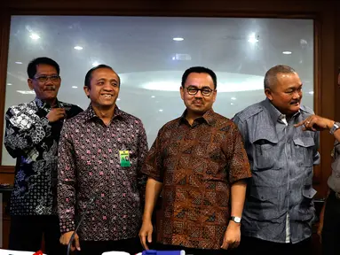 Menteri LHK (ad interim) Sudirman Said (tengah) usai berkoordinasi dengan sejumlah pihak di Kementerian LHK, Jakarta, Sabtu (5/9/2015). Pemerintah berupaya mengatasi kebakaran hutan dan lahan di Sumatera dan Kalimantan. (Liputan6.com/Yoppy Renato)