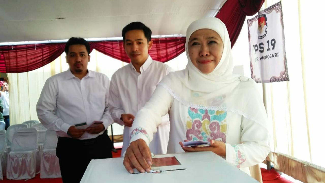Khofifah Ajak Dua Anaknya Nyoblos di TPS Dekat Rumah: Kita Sudah Lakukan Ikhtiar InsyaAllah Sangat Maksimal