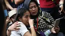 Anak Tio Pakusadewo, Risa menangis saat sidang putusan kasus kepemilikan narkoba ayahnya di Pengadilan Negeri (PN) Jakarta Selatan, Selasa (24/7). (Liputan6.com/Immanuel Antonius)