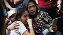 Anak Tio Pakusadewo, Risa menangis saat sidang putusan kasus kepemilikan narkoba ayahnya di Pengadilan Negeri (PN) Jakarta Selatan, Selasa (24/7). (Liputan6.com/Immanuel Antonius)