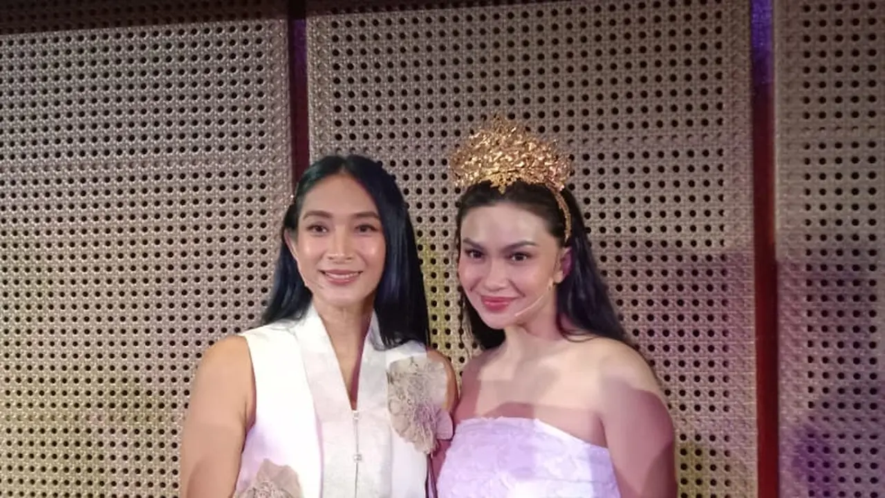 Potret Happy Salma dan Ariel Tatum dalam acara monolog "Mahkota"