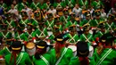 Sejumlah anak-anak mengenakan seragam sambil memukul drum saat mengikuti perayaan La Tamborrada di kota Basque San Sebastian, Spanyol (20/1). Acara ini bertujuan untuk menghormati santo pelindung mereka. (AP Photo / Alvaro Barrientos)