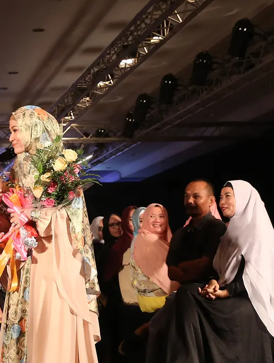 Parade fesyen hijab Indonesian Fashion Week terangkum secara sempurna, Kamis (10/03/2016). (Andy Masela/Bintang.com)