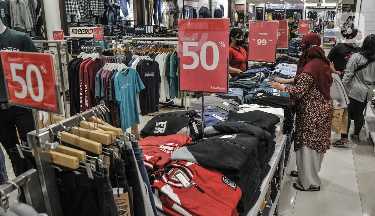 Pengunjung saat membeli perlengkapan fashion di Mal Artha Gading, Jakarta, Selasa (28/12/2021). Memasuki tahun baru daya beli masyarakat mengalami peningkatan hingga 20 persen dibandingkan bulan sebelumnya meskipun harga sejumlah bahan kebutuhan pokok melonjak. (merdeka.com/Iqbal S Nugroho)