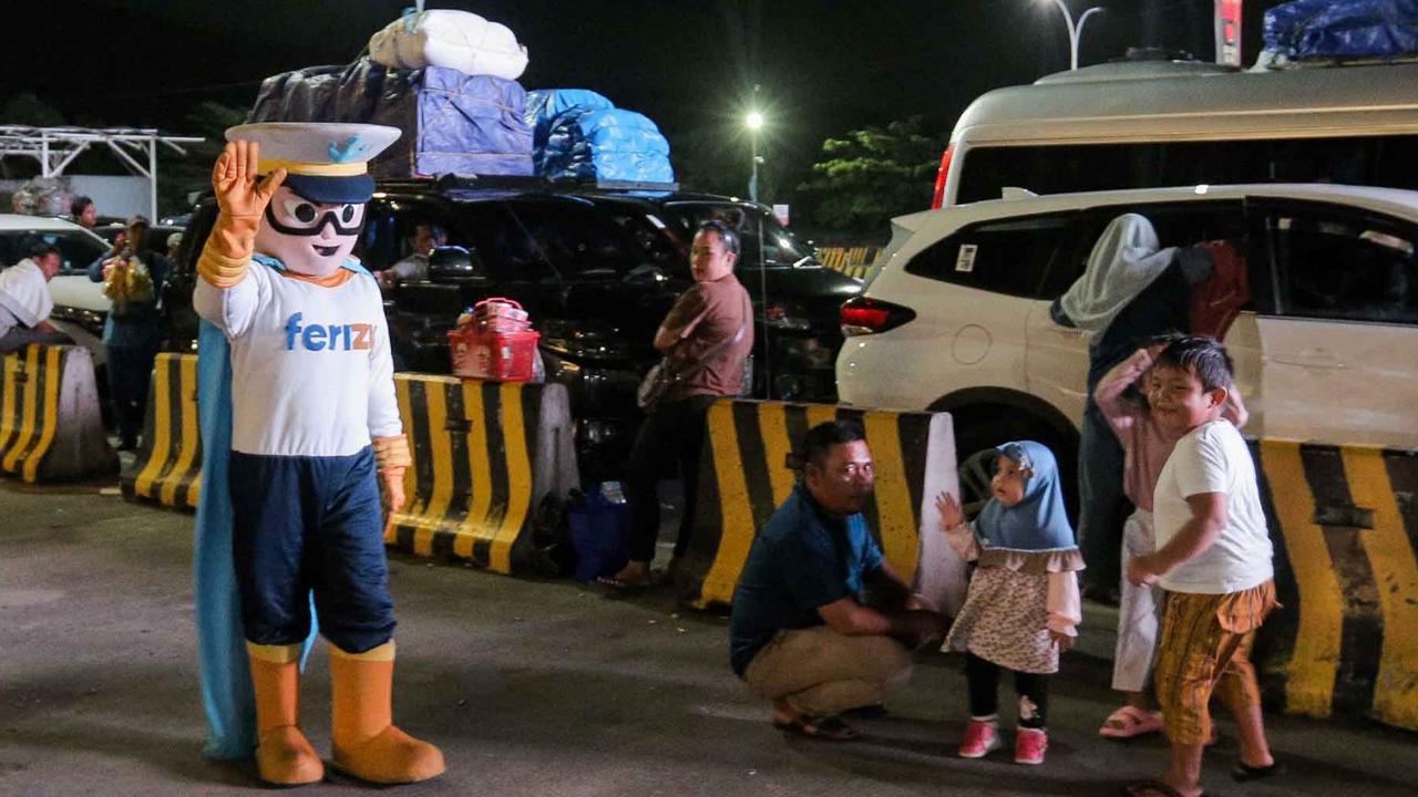 FOTO: Kapten Ferizy Hibur Pemudik di Pelabuhan Merak