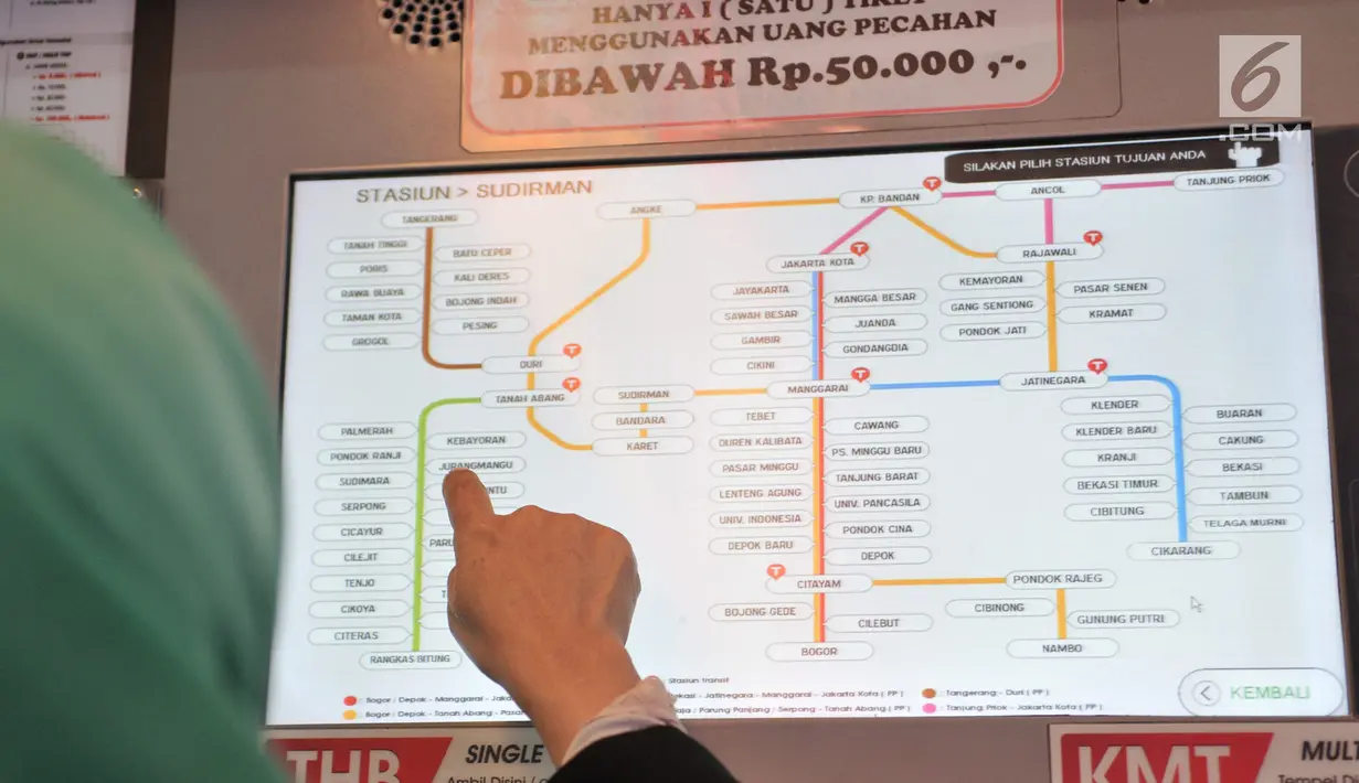 Penumpang mencari rute perjalanan di Stasiun Sudirman, Jakarta, Rabu (17/7/2019). Kebijakan ini merupakan bentuk dukungan PT KCI terhadap program pemerintah dan Bank Indonesia untuk mendorong terciptanya cash less society atau masyarakat bertransaksi tanpa uang tunai. (merdeka.com/qbal S. Nugroho)