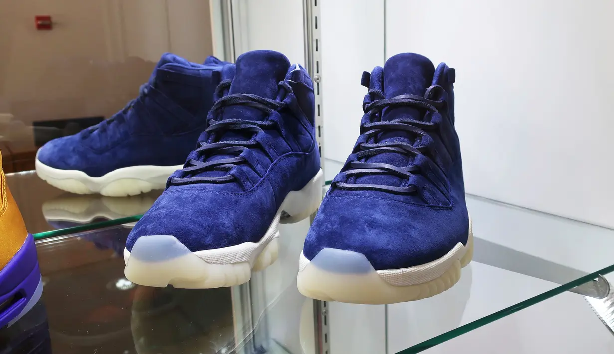Sepasang sepatu Nike Air Jordan II ukuran 9 berwarna biru yang dibuat untuk memperingati pensiunnya Derek Jeter dipajang di rumah lelang Sotheby, New York pada 12 Juli 2019. Rumah lelang tersebut mengadakan lelang sneaker langka untuk pertama kalinya. (AP Photo/Ted Shaffrey)