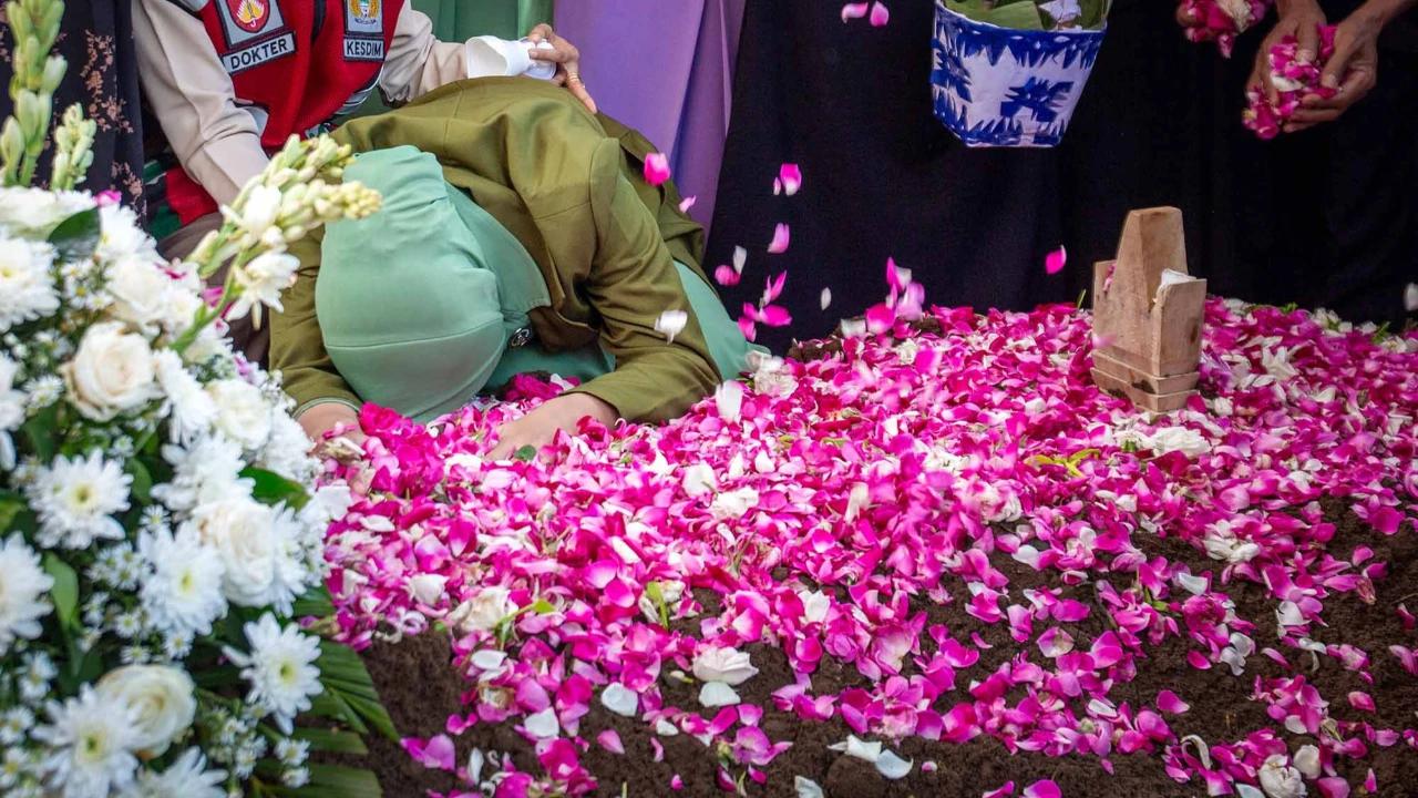 FOTO: Air Mata Keluarga Iringi Pemakaman Prajurit Penjaga Perdamaian