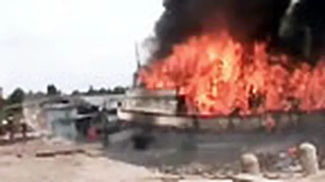 Dua Kapal Kargo Terbakar