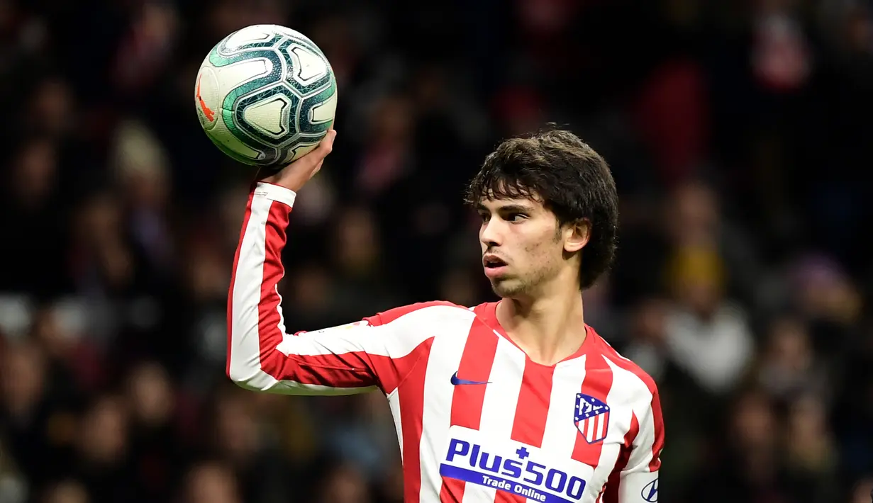 Joao Felix (Atletico Madrid) - Felix tampil menawan sebagai penyerang saat berseragam Benfica. Meski belum menunjukan peforma apiknya di Atletico Madrid, pemain asal Portugal ini kerap disebut sebagai penerus Cristiano Ronaldo di masa depan. (AFP/Cristina Quicler)