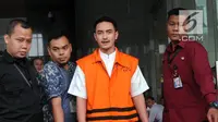 Gubernur Jambi nonaktif Zumi Zola berjalan keluar gedung KPK seusai pemeriksaan, Jakarta, Kamis (26/4). Zumi Zola diperiksa perdana setelah ditahan KPK terkait kasus dugaan penerimaan gratifikasi sejumlah proyek di Provinsi Jambi (Merdeka.com/Dwi Narwoko)