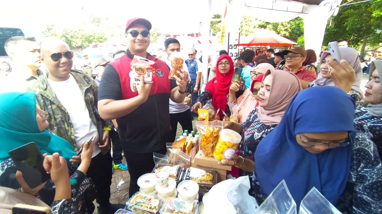 Menpora Dito Ariotedjo menghampiri Usaha Mikro Kecil Menengah (UMKM) di tengah-tengah perhelatan POTRADNAS IX 2023 (Istimewa)