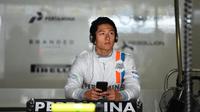 Rio Haryanto saat mempersiapkan diri menjalani latihan bebas pertama di GP China (Formula 1)