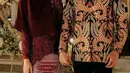 Shireen Sungkar padukan kebaya kurung dengan hijab syar'i segi empat dan bros emas [@shireensungkar]