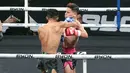 Petarung Indonesia, Edwin, berhasil melayangkan jab keras ke arah Azwan pada laga Byon Combat Showbiz 8 di Tennis Indoor Senayan, Jakarta, Sabtu (29/8/2026). (KLY/Budy Santoso)