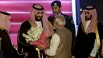 PM India, Narendra Modi memberikan bunga saat menyambut Putra Mahkota Arab Saudi Pangeran Mohammed bin Salman di bandara New Delhi, Selasa (19/2). Modi memutuskan  melanggar protokoler untuk secara pribadi menyambut Putra Mahkota Saudi. (AP/Manish Swarup)