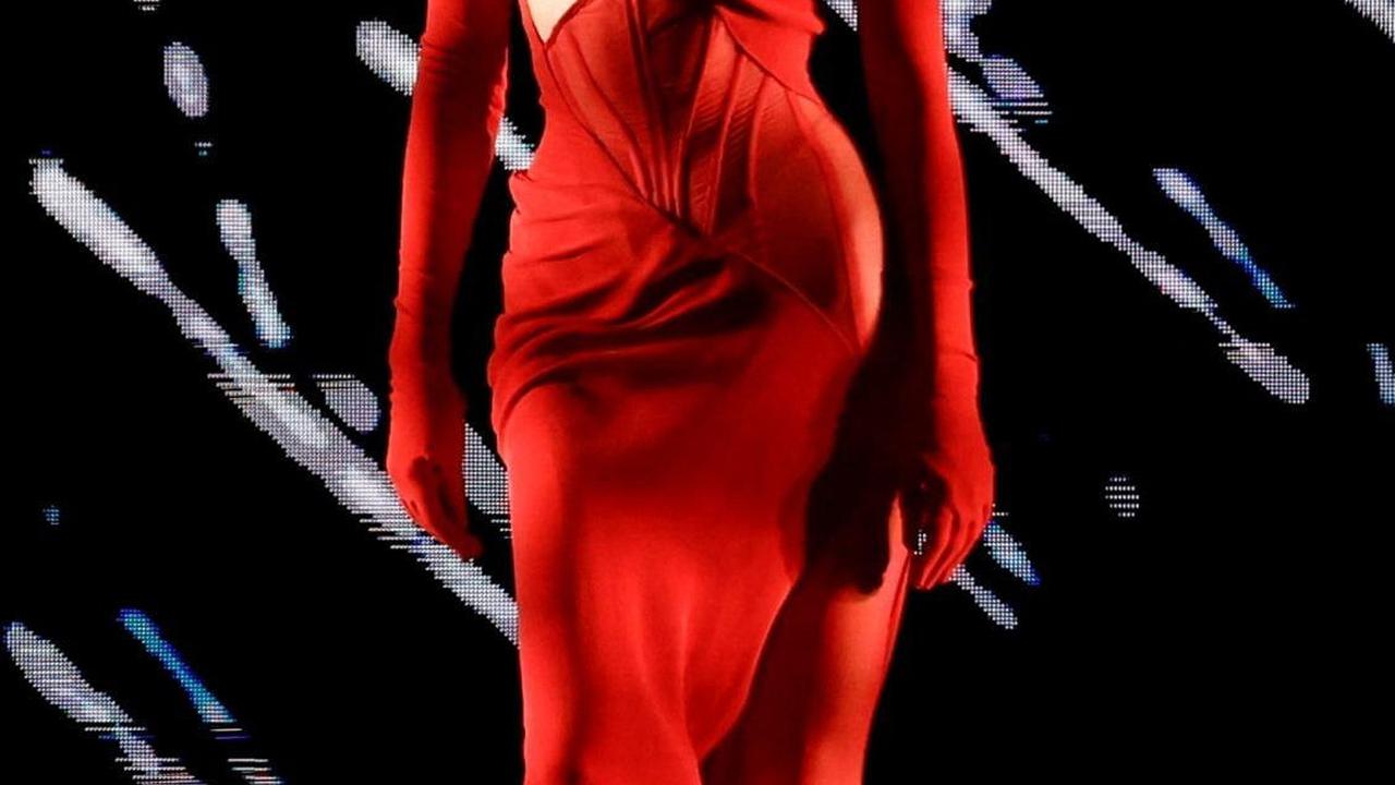 Model Kendall Jenner berpose dalam balutan gaun merah saat tampil dalam acara bertajuk "Walk Your Worth" di Paris. Foto: REUTERS / Johanna Geron