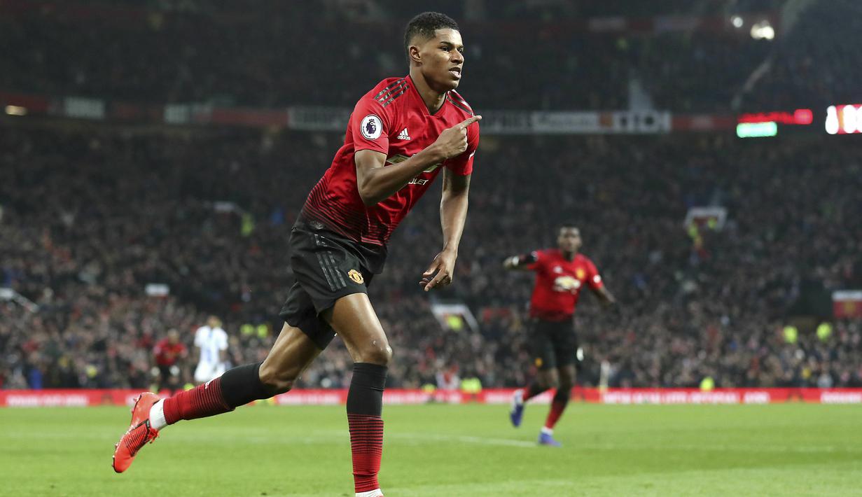 Striker Manchester United, Marcus Rashford, melakukan selebrasi usai membobol gawang Brighton and Hove Albion pada laga Premier League di Stadion Old Trafford, Sabtu (19/1). Manchester United menang 2-1 atas Brighton and Hove Albion. (AP/Martin Rickett)
