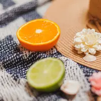 Citrus dikenal memiliki karakter aroma yang cerah dan menyegarkan. Wangi seperti lemon, mandarin, grapefruit, atau bergamot sering dipadukan dengan bunga seperti jasmine, freesia, atau orange blossom untuk menciptakan kesan yang ringan, elegan, dan tidak berlebihan. (foto/dok: freepik)