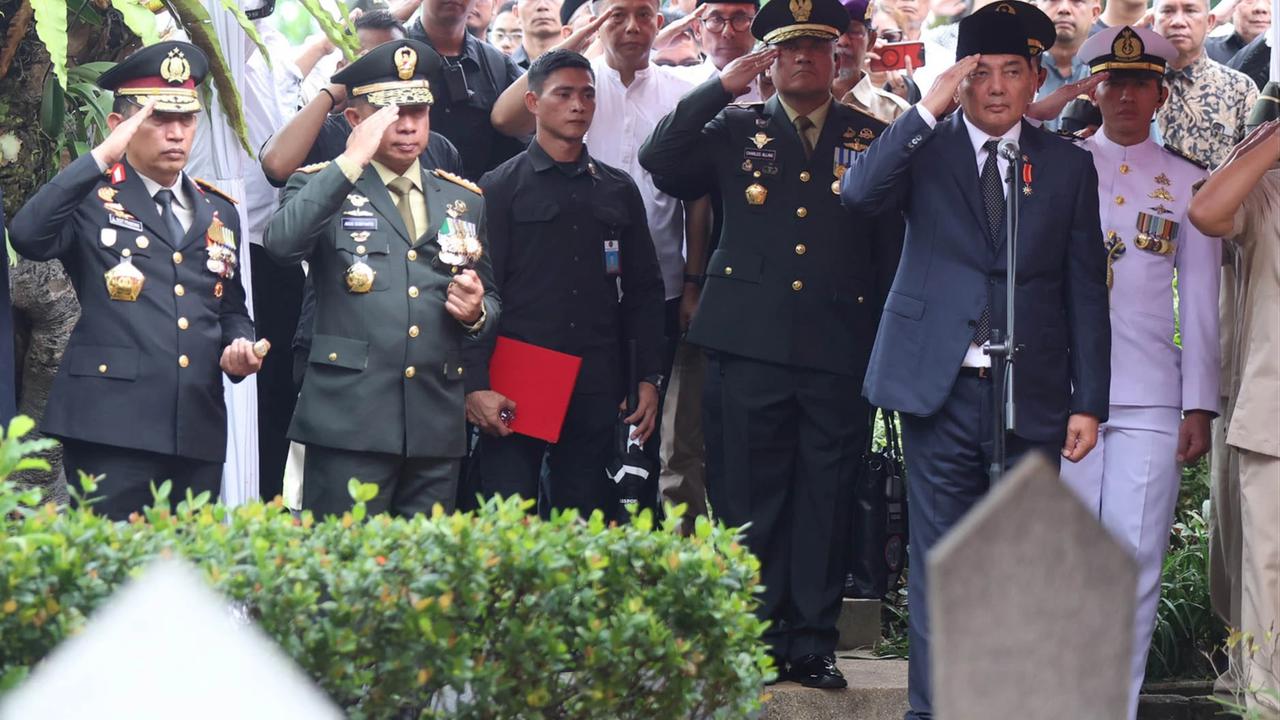 FOTO: Ryamizard Ryacudu Dimakamkan Secara Militer di TMP Kalibata