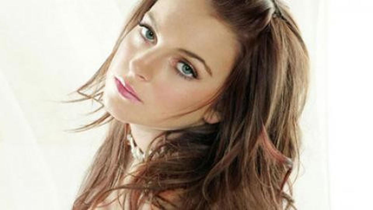 Asyik syuting, dada Lindsay Lohan kelihatan!