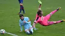 Lionel Messi (kiri) berusaha menjangkau bola dari adangan kiper Eibar, Marko Dmitrovic pada lanjutan La Liga Santander di Ipurua stadium,  Eibar, (17/2/2018). Barcelona menang 2-0. (AFP/Ander Gillenea)