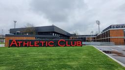Pintu masuk utama Lezama, kompleks latihan tim utama dan arkas Akademi Athletic Bilbao. (Bola.com/Yus Mei Sawitri)