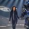 Model Irina Shayk melenggang ditemani robot sambil membawakan koleksi desainer Philipp Plein dalam New York Fashion Week 2018, Sabtu (10/2). Robot warna hitam yang bentuknya menyerupai Transformers itu lalu berjalan di sepanjang catwalk  (AP/Craig Ruttle)