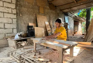 Fauzan (25) Sedang Beraktivitas di Tempat Usahanya Farhan Furniture