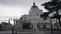 Gereja Katedral Almudena Cathedral yang berada di halaman Palacio Real de Madrid. Gereja ini merupakan tempat ibadah umat Katolik Roma dan telah ditahbiskan oleh Paus Yohanes Paulus II pada tahun 1993 (Marco Tampubolon/Liputan6.com)