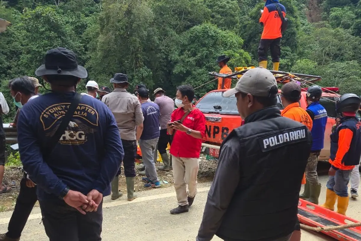 Proses pencarian anggota Ditreskrimum Polda Riau, Ipda Angga Mufajar yang hilang terseret banjir di Sumbar.