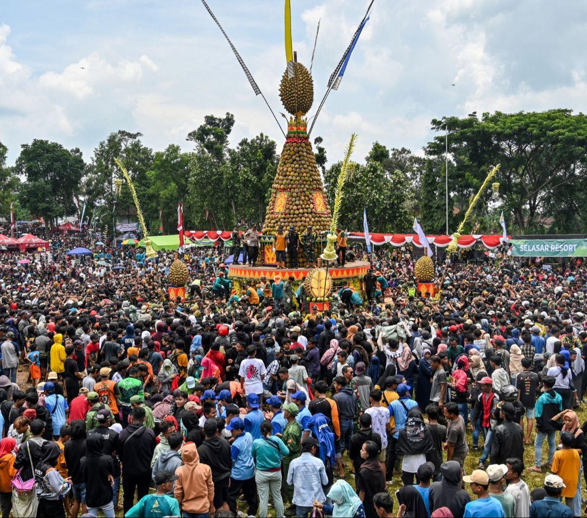 Dalam festival ini, sebanyak 2.024 durian khas Wonosalam diarak ramai-ramai dan dibagikan secara gratis kepada masyarakat.&nbsp;Foto: JUNI KRISWANTO / AFP<br>