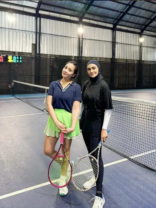 Saat olahraga bersama, Nagita tampil menggemaskan dengan OOTD penuh warna. Sedangkan Putri Zulhas memilih gaya monokrom.  [Foto: Instagram/ Putri Zulhas]