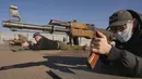 Seorang pria memegang senjata selama pelatihan perang dasar untuk warga sipil oleh Unit Pasukan Khusus Azov, dari Garda Nasional Ukraina, di Mariupol, wilayah Donetsk, Minggu (13/2/2022). Mereka disiapkan untuk bisa bertahan di tengah kekhawatiran akan invasi Rusia. (AP Photo/Vadim Ghirda)