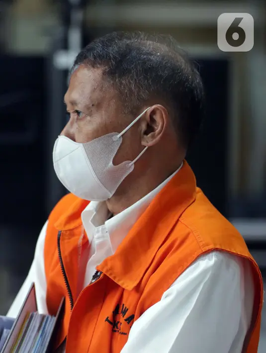 Mantan Dirut PT Pelindo II (Persero) Richard Joost Lino usai menjalani pemeriksaan di Gedung KPK, Jakarta, Senin (26/4/2021). RJ Lino diperiksa sebagai tersangka dugaan korupsi pengadaan tiga unit Quay Container Crane (QCC) di PT Pelindo II tahun 2010. (Liputan6.com/Helmi Fithriansyah)