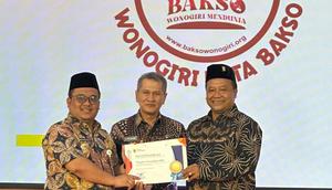 Bupati Wonogiri Setyo Sukarno bersama Ketua Umum Bakso Wonogiri Mendunia Maryanto saat mengukuhkan Wonogiri sebagai Kota Bakso. (Liputan6.com/ Dok Ist)