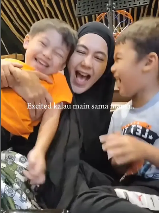 6 Potret Paula Verhoeven Peluk Cium Anaknya Sebelum Terpisah 6 Bulan, Pasrah dengan Keputusan Pengadilan