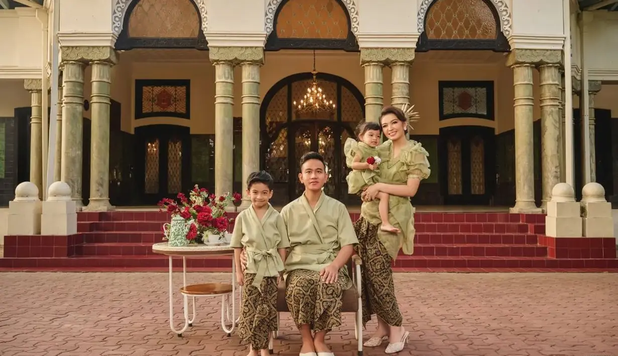 Pada pose ini, kakak Kaesang Pangarep mengambil posisi duduk. Sementara, Jan Ethes berdiri di sampingnya, dan agak kebelakang adalah Silvi sambil menggendong La Lembah. (Foto: Instagram/@riomotret)