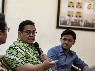 Anggota Badan Pengawas Pemilu (Bawaslu) Rahmat Bagja (tengah) saat menjadi narasumber diskusi di Media Center KPU RI, Jakarta, Rabu (6/3). Diskusi bertemakan 'tantangan mewujudkan pemilu damai'. (Liputan6.com/Faizal Fanani)