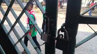 Pada pertandingan Piala AFF U-16 hampir semua pintu masuk Stadion Gelora Delta, Sidoarjo, jebol. (Bola.com/Zaidan Nazarul)
