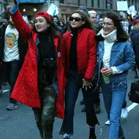 Bella dan Gigi Hadid tidak hanya aktif di dunia hiburan, namun keduanya juga peduli soal politik. Sedang ramai terkait kebijakan yang dikeluarkan Donald Trump, Bella, Gigi, dan ibunya, Yolanda Hadid turun ke jalan untuk demo. (doc.dailymail.com)