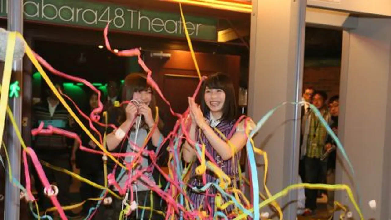 AKB48 Kejutkan Pengunjung Teater yang ke-1 juta