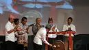 Bupati Banyuwangi, A Azwar Anas memukul gong dan membuka secara resmi Internasional Tour De Banyuwangi Ijen, (15/10/2014). (Liputan6.com/Helmi Fithriansyah)