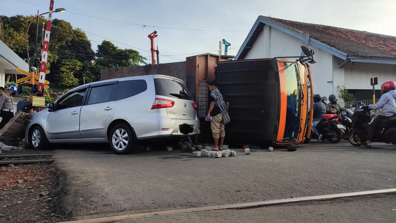 Truk terguling di pintu perlintasan kereta Batu Tulis, Kecamatan Bogor Selatan, Kota Bogor, Sabtu (14/1/2023)