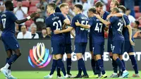 Pemain Tottenham Hotspur merayakan gol Harry Kane ke gawang Juventus pada laga International Champions Cup 2019 di National Stadium, Singapura, Minggu (21/7/2019). (AFP/Roslan Rahman)