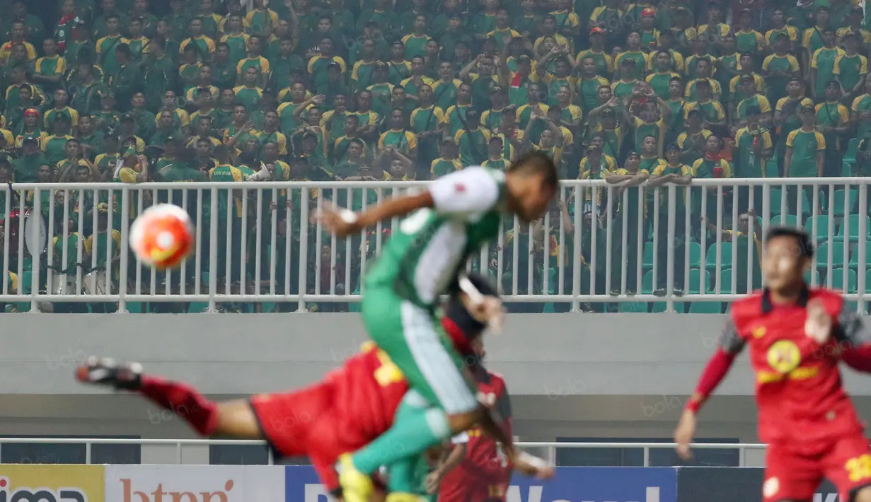 Ekspresi Suporter PS TNI saat menyaksikan timnya melawan Barito Putra pada laga Torabika SC 2016  di Stadion Pakansari, Bogor, Jumat (22/7/2016). PS TNI menang 2-1. (Bola.com/Nicklas Hanoatubun)