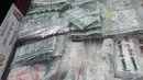 Barang bukti dalam kasus peredaran obat tanpa izin di Polda Metro Jaya, Jakarta, Kamis (7/2). Polisi menyita 7.797 butir tramadol, 4.116 butir Hexymer, 20 butir alprazolam, 440 butir trihexphenidyl dan 630 butir double LL. (Liputan6.com/Herman Zakharia)