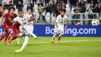Kylian Mbappe yang menjadi eksekutor berhasil menjalankan tugasnya dengan baik untuk menyamakan skor 2-2. (LaPresse via AP/Fabio Ferrari)