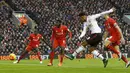 Wonderkid MU, Anthony Martial berusaha membobol gawang Liverpool pada laga Liga Premier Inggris di Stadion Anfield. Hasil ini merupakan kekalahan ketujuh bagi The Reds. (Reuters/Carl Recine)